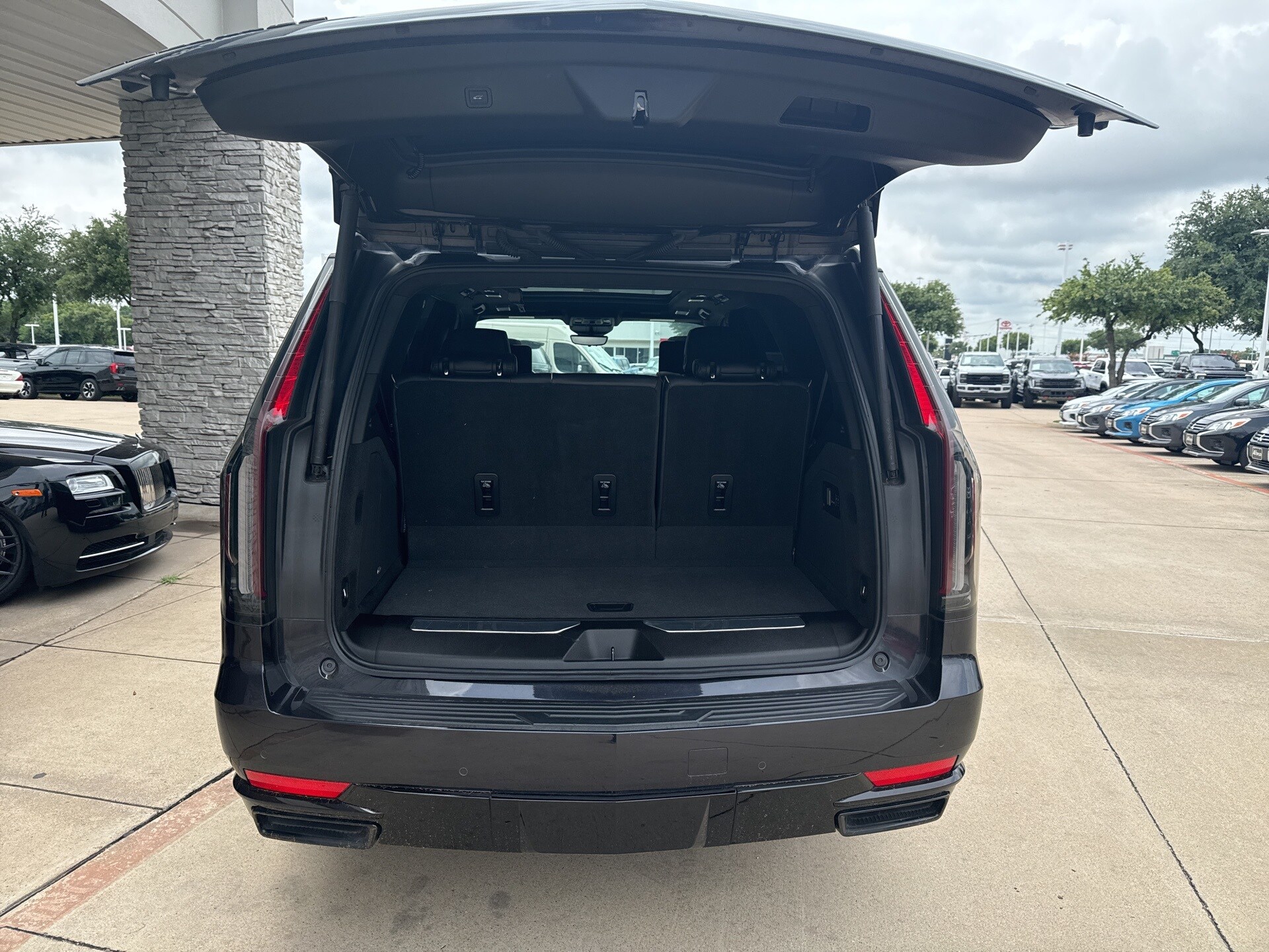 2022 Cadillac Escalade Sport Platinum photo 4