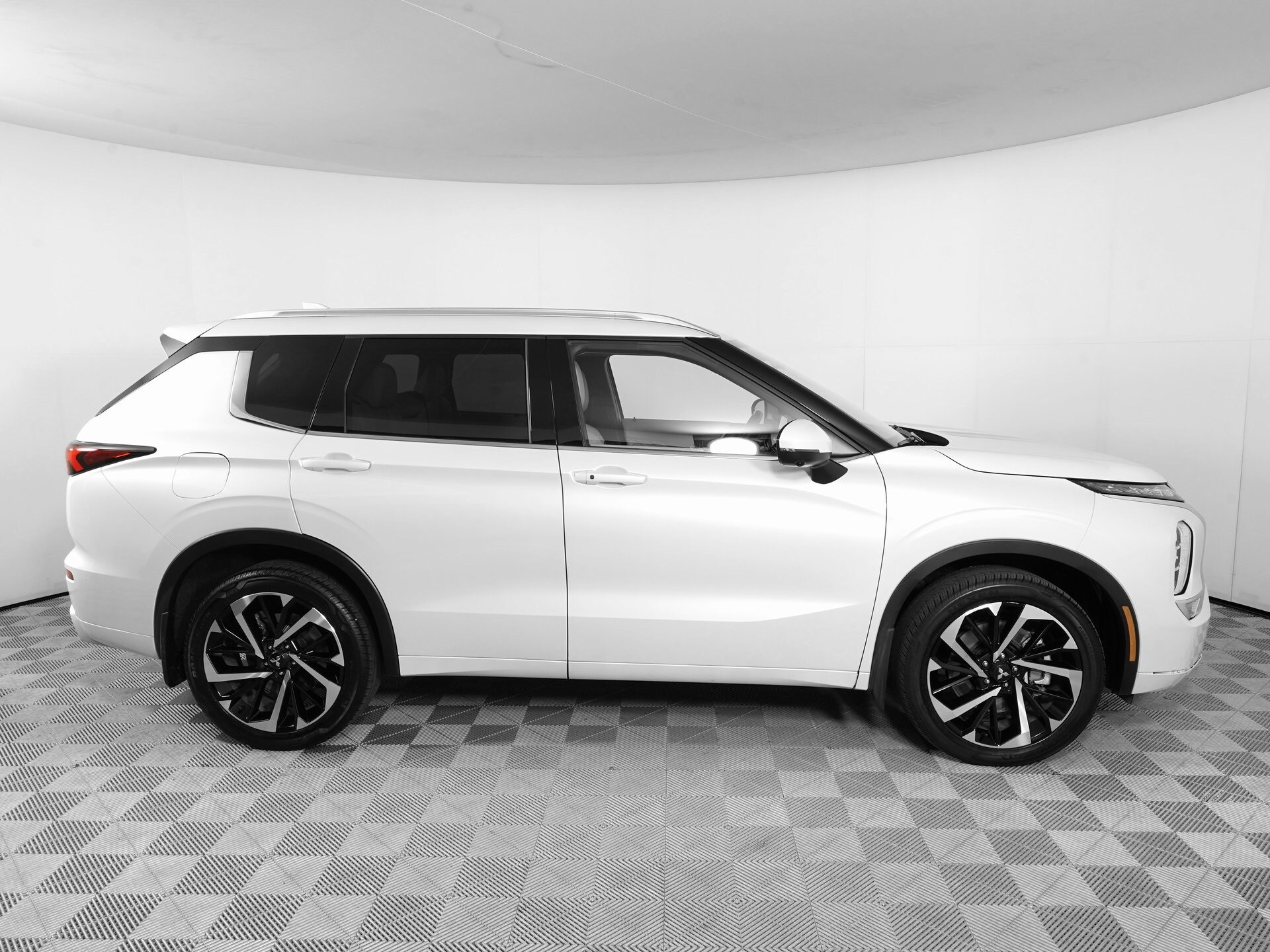 2024 Mitsubishi Outlander SEL photo 4