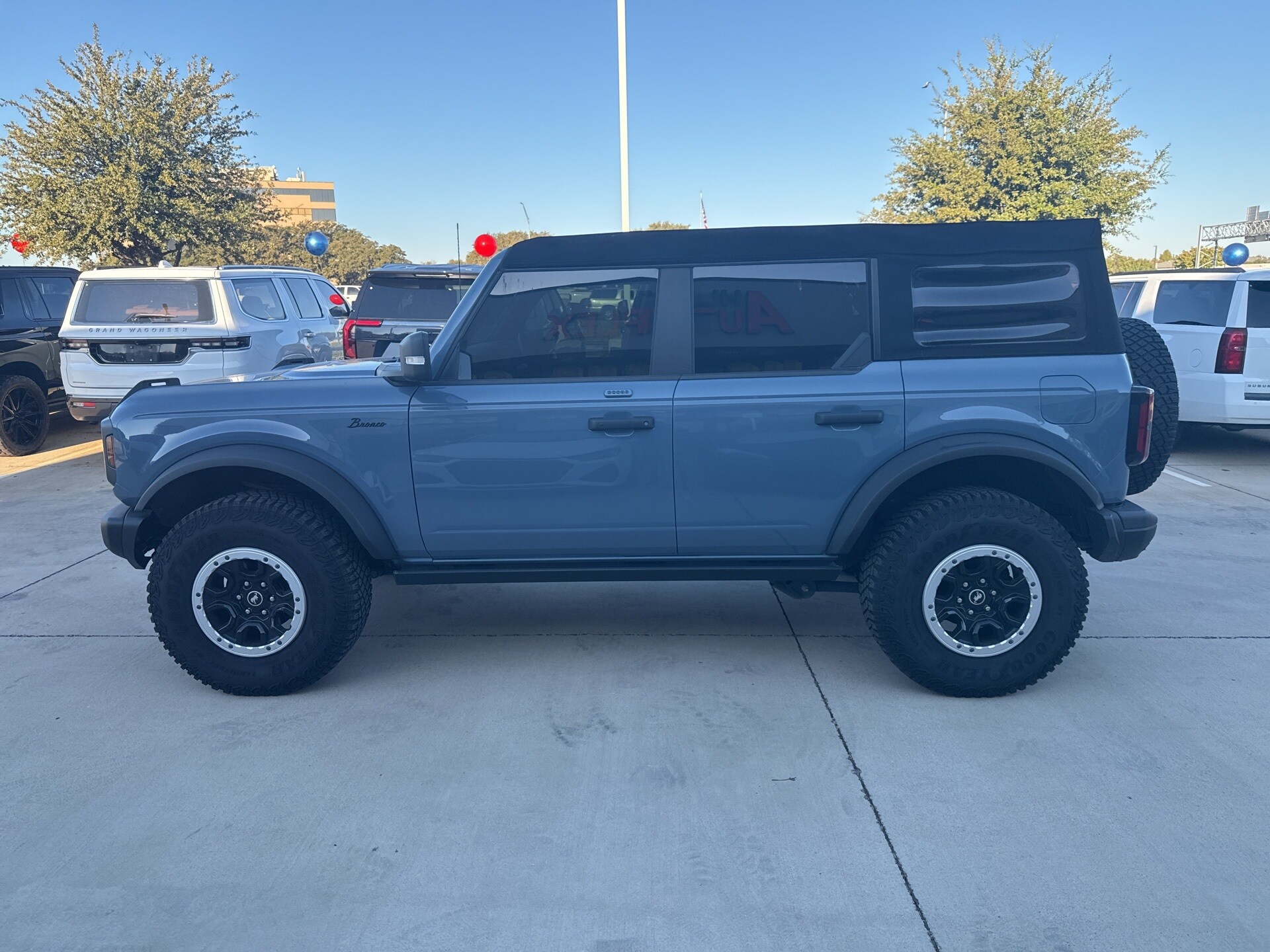 2023 Ford Bronco Badlands photo 2