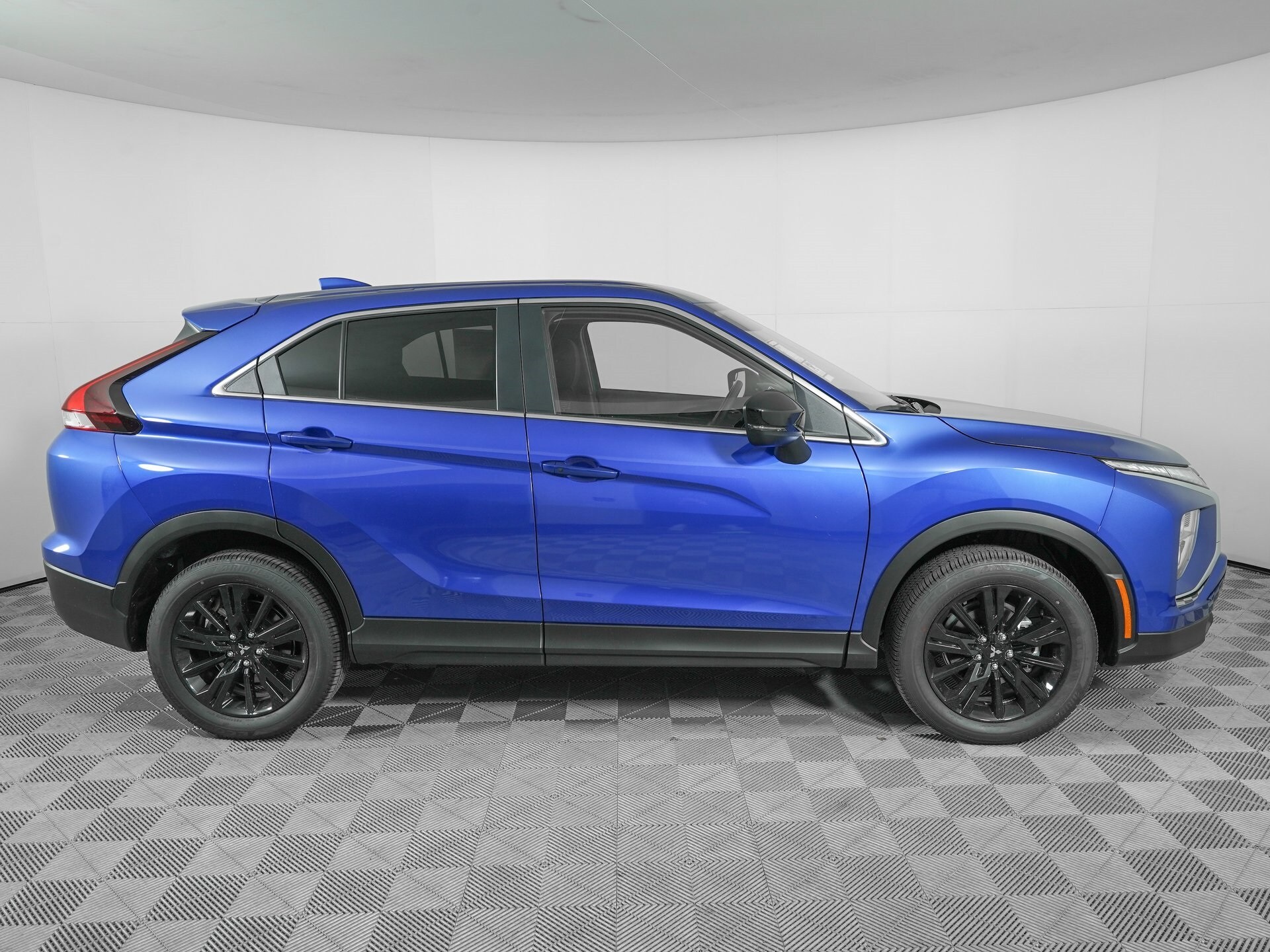 2025 Mitsubishi Eclipse Cross LE photo 3