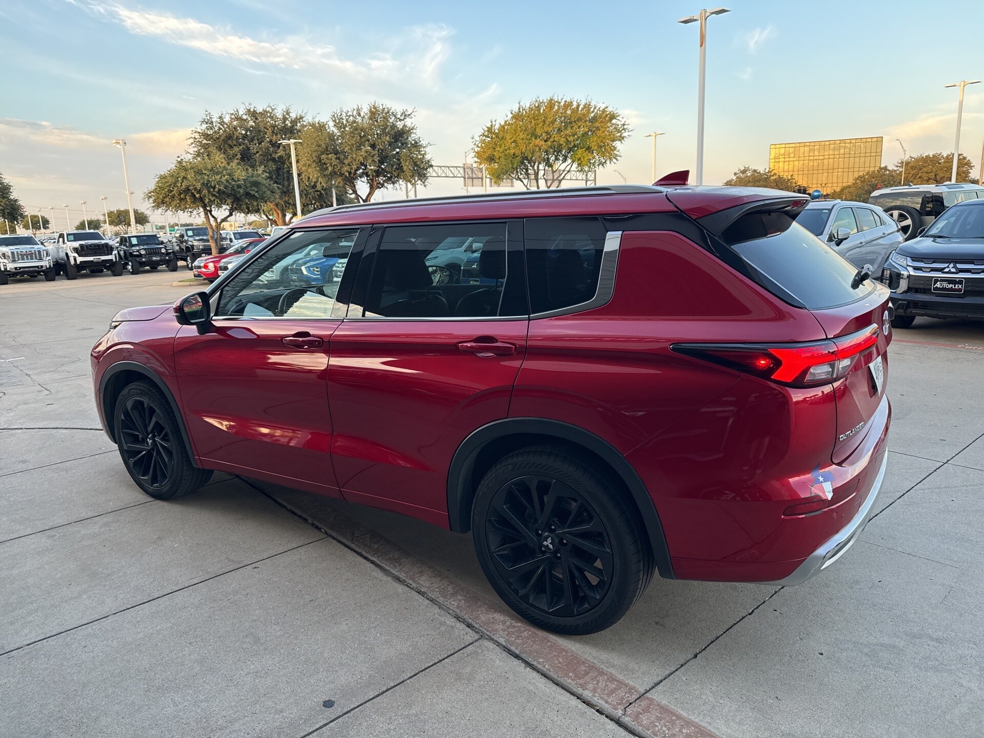 2022 Mitsubishi Outlander SEL photo 2