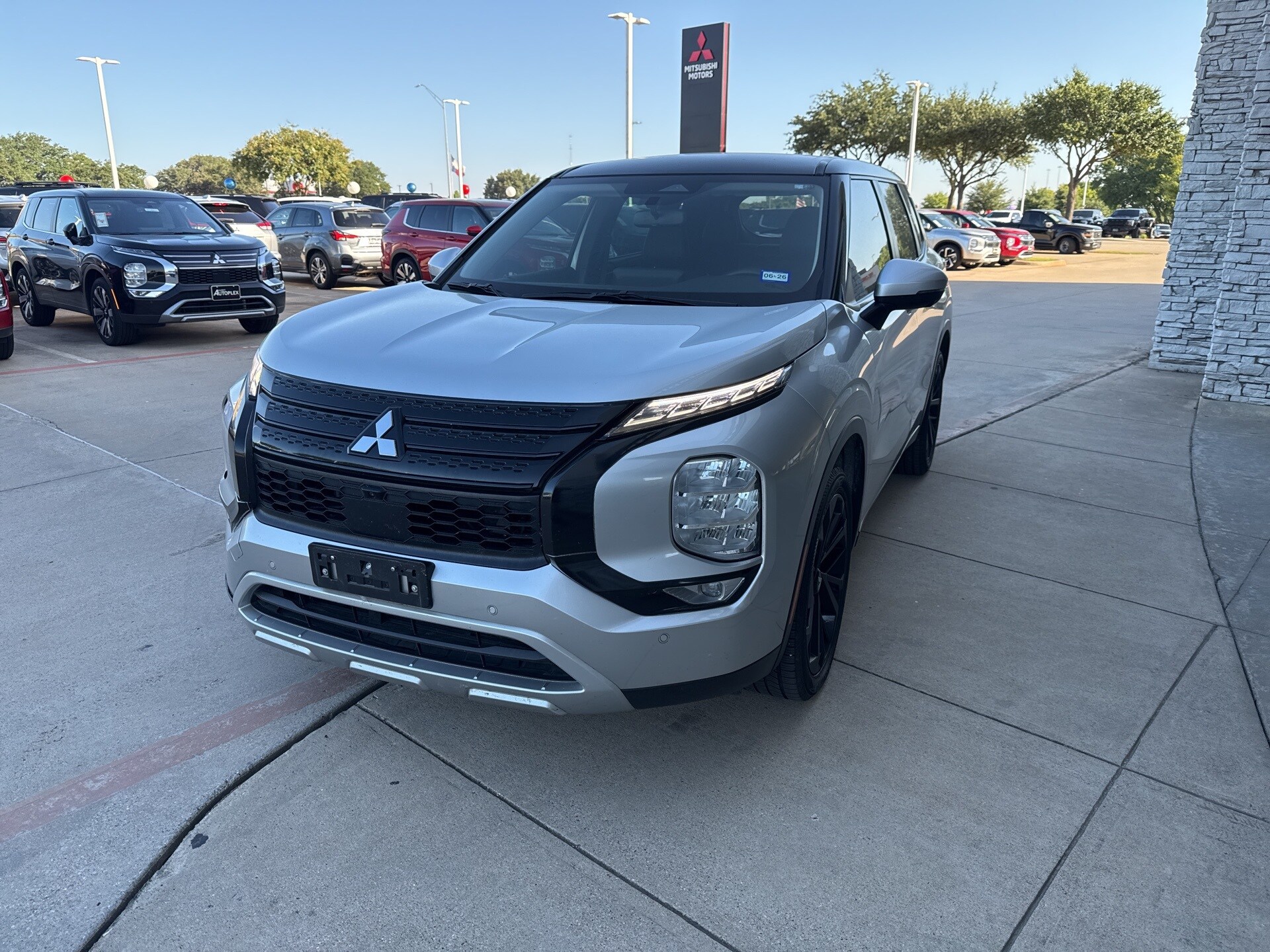 2023 Mitsubishi Outlander SE photo 2