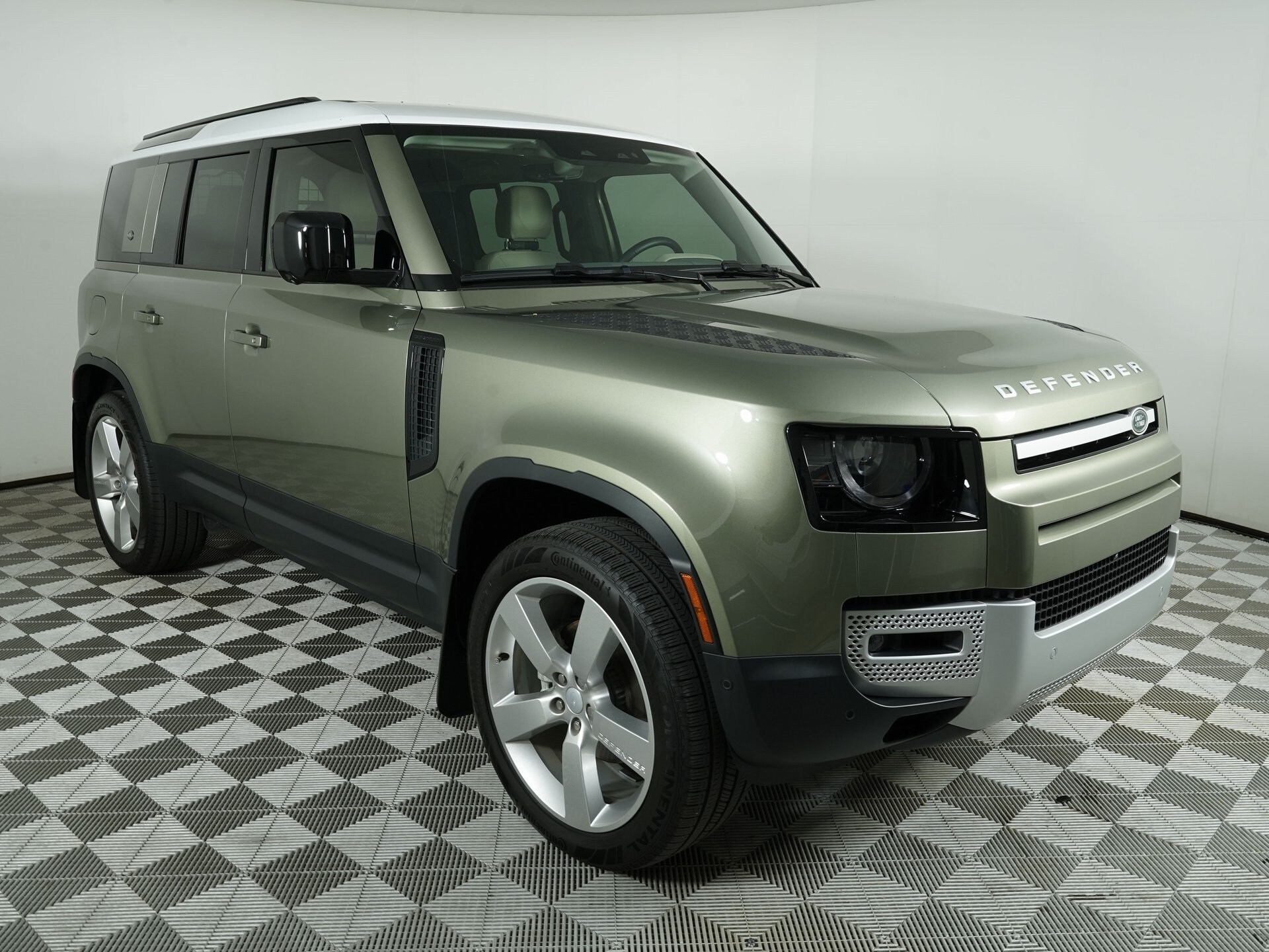 2024 Land Rover Defender 110 S photo 3