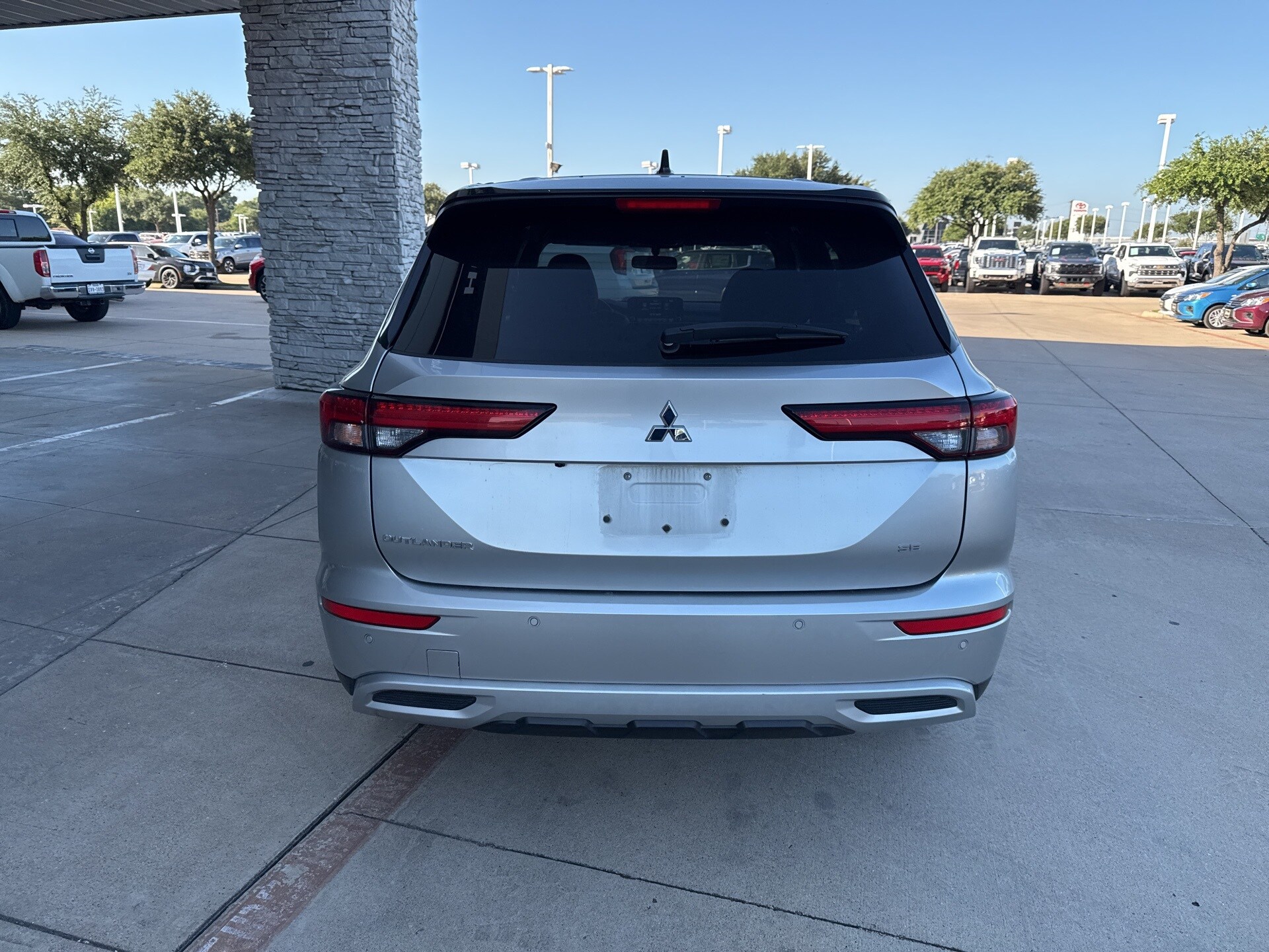 2023 Mitsubishi Outlander SE photo 4