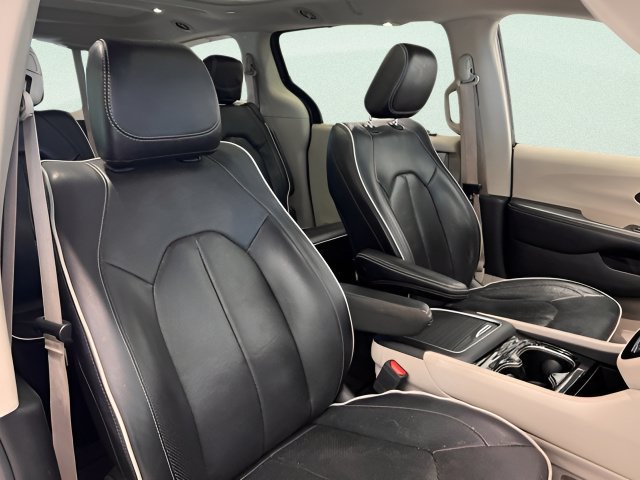 Used 2022 Gray Chrysler Limited image 18
