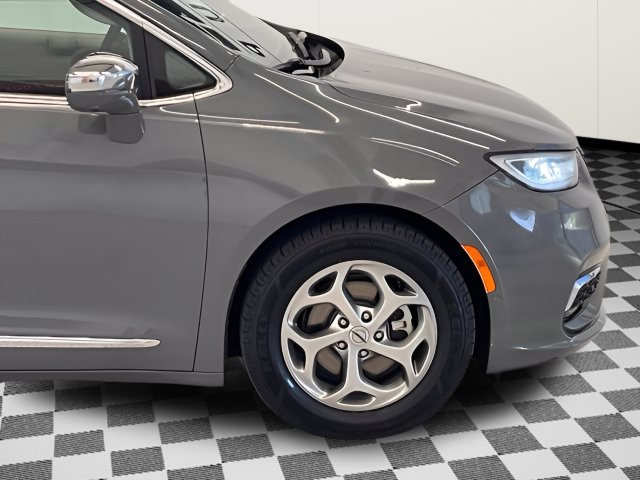 Used 2022 Gray Chrysler Limited image 8
