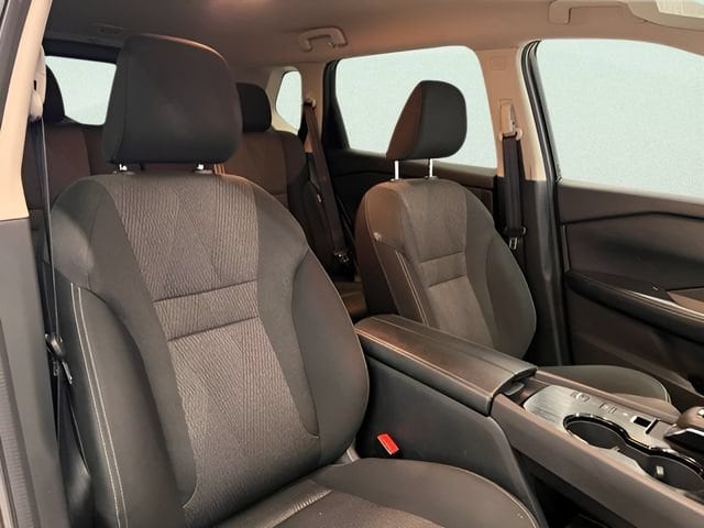 2025 Nissan Rogue SV - Photo 13
