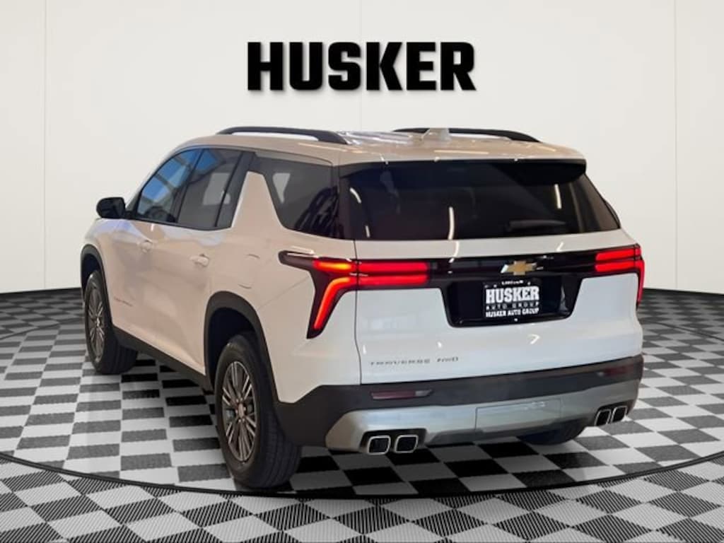 Used 2025 Chevrolet Traverse LT SUV