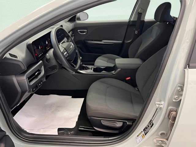 2025 Kia K4 LXS - Photo 17