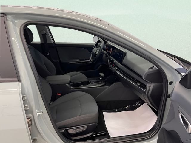 2025 Kia K4 LXS - Photo 10