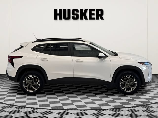 2025 Chevrolet Trax LT - Photo 2