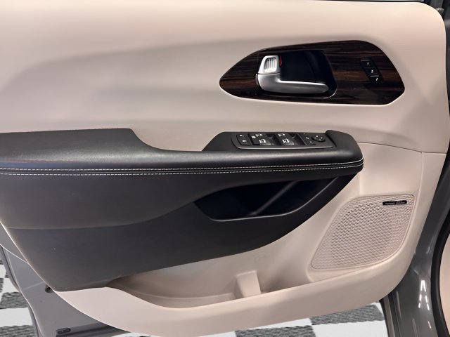 Used 2022 Gray Chrysler Limited image 17