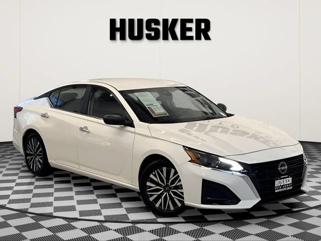 White 2025 Nissan Altima Sedan Front-Wheel Drive Automatic