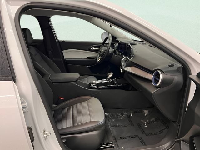 2025 Chevrolet Trax LT - Photo 8