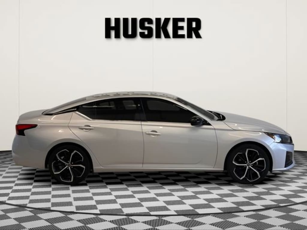 Used 2024 Nissan Altima SR FWD Sedan