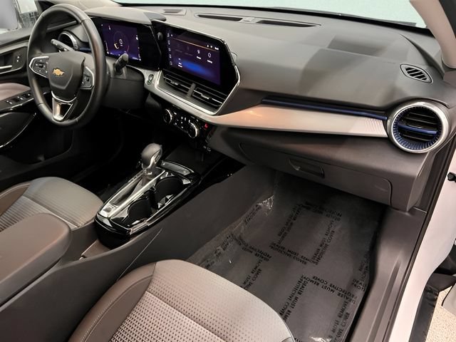 2025 Chevrolet Trax LT - Photo 13