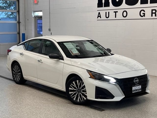 White 2025 Nissan Altima Sedan Front-Wheel Drive Automatic
