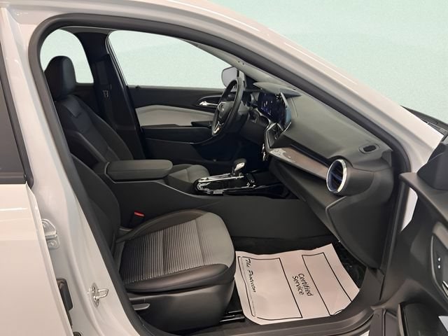 2025 Chevrolet Trax LT - Photo 8