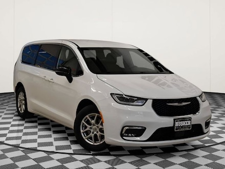 2025 Chrysler Pacifica Select Van Passenger Van