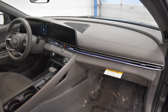 2025 Hyundai Elantra SEL - Photo 18