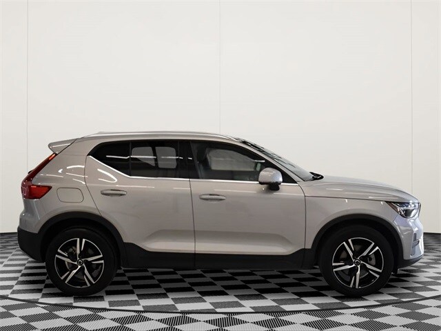 2024 Volvo XC40 Core photo 2
