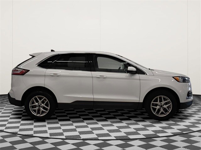 2023 Ford Edge SEL photo 2