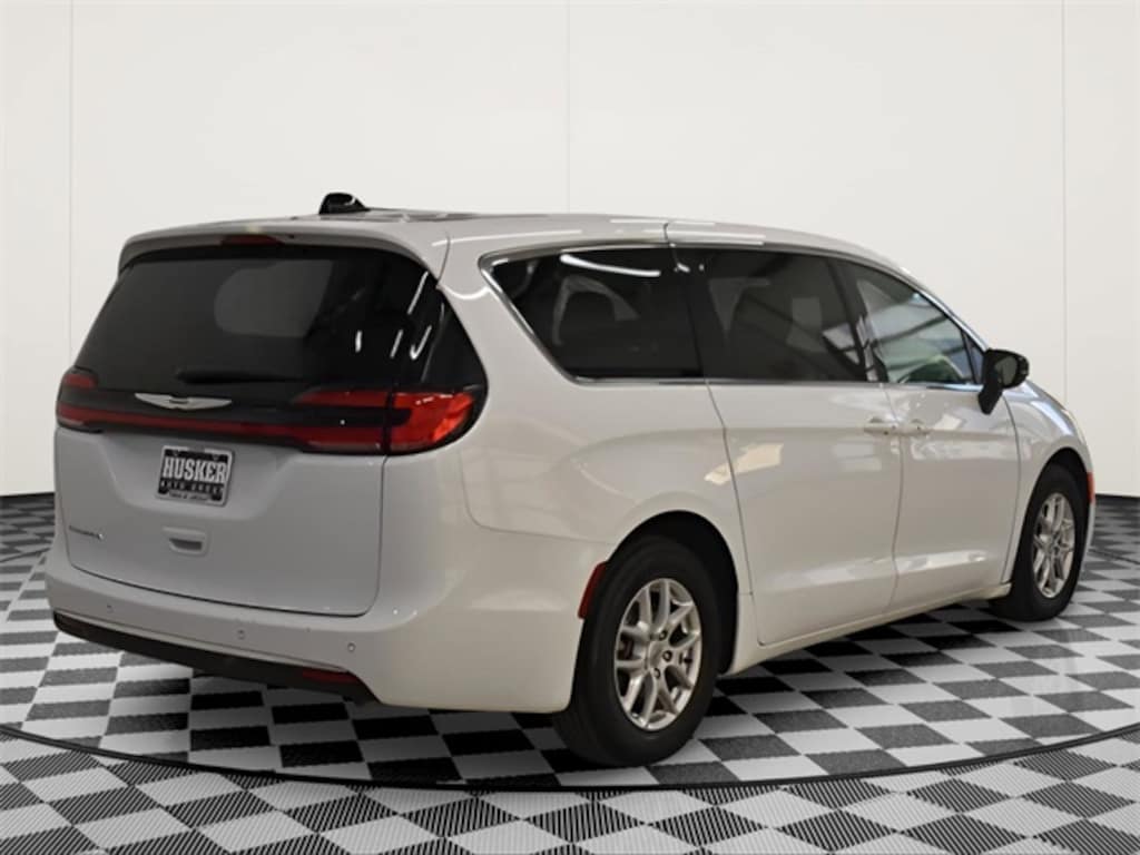 Used 2025 Chrysler Pacifica Select Van Passenger Van