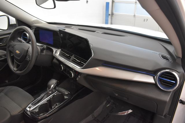 2025 Chevrolet Trax LT - Photo 18