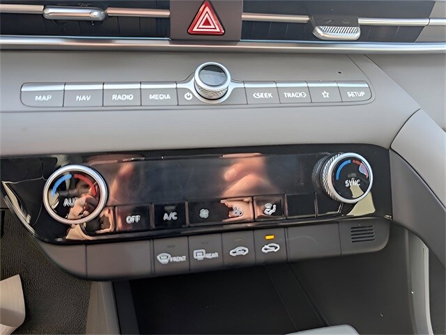 2024 Hyundai Elantra SEL photo 4