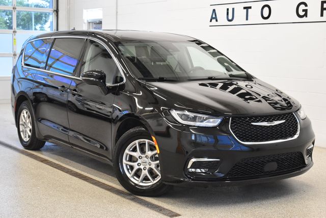 2024 Chrysler Pacifica Touring L's photo
