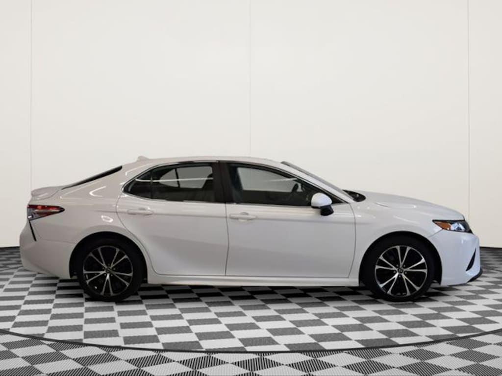 Used 2020 Toyota Camry SE Sedan
