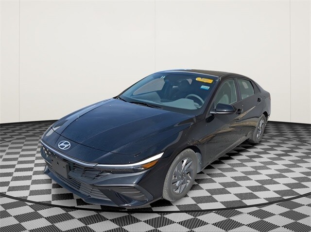 2024 Hyundai Elantra SEL photo 2