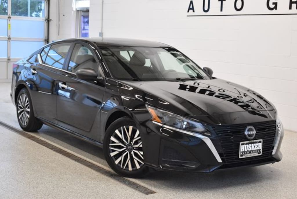 Used 2025 Nissan Altima SV Sedan