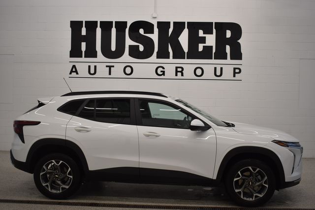 2025 Chevrolet Trax LT - Photo 2