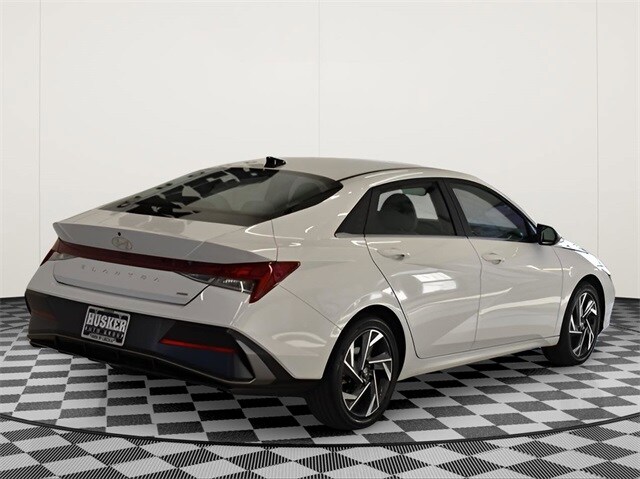 2025 Hyundai Elantra Hybrid Limited photo 4