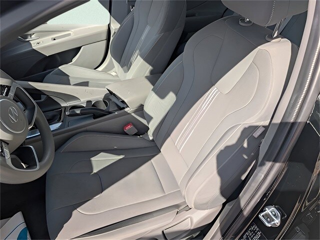 2024 Hyundai Elantra SEL photo 3