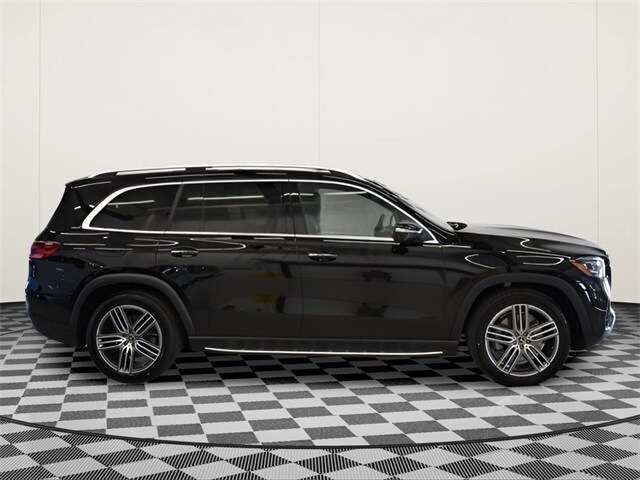 2026 Mercedes Benz GLS 450 4MATIC photo 2