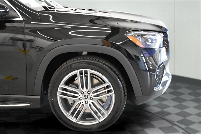 2026 Mercedes Benz GLS 450 4MATIC photo 3