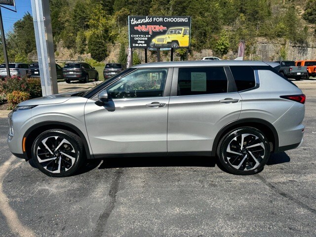 2022 Mitsubishi Outlander SE photo 2