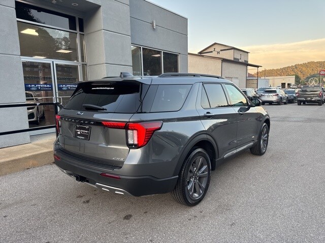 2025 Ford Explorer photo 2