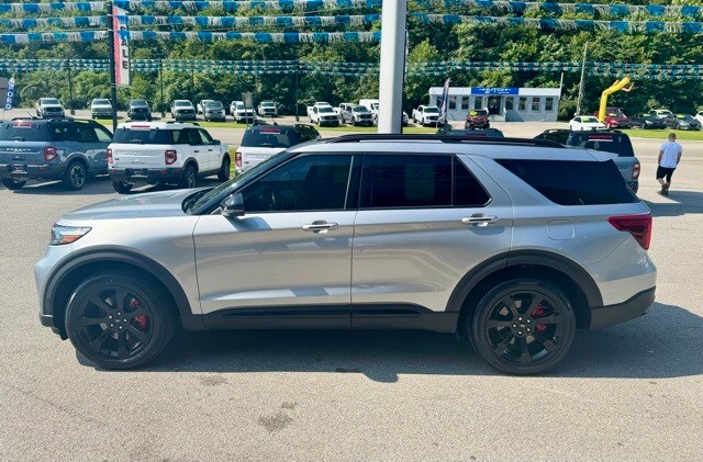 2022 Ford Explorer ST photo 4