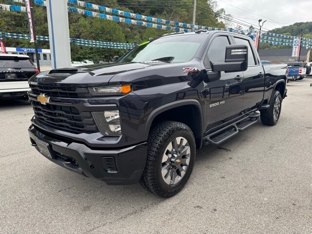2024 Chevrolet Silverado 2500HD Custom photo 3