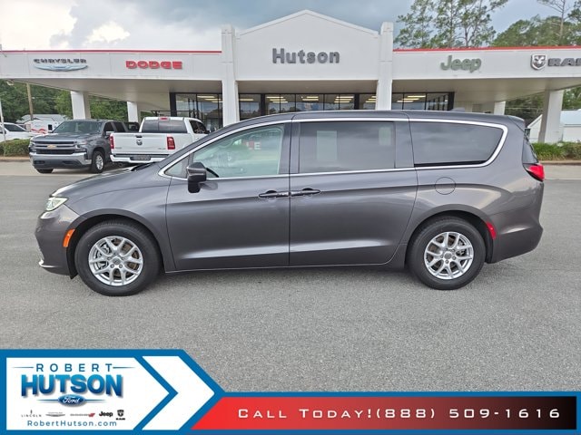 2023 Chrysler Pacifica Touring L's photo