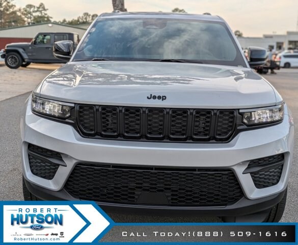 2025 Jeep Grand Cherokee Laredo photo 3