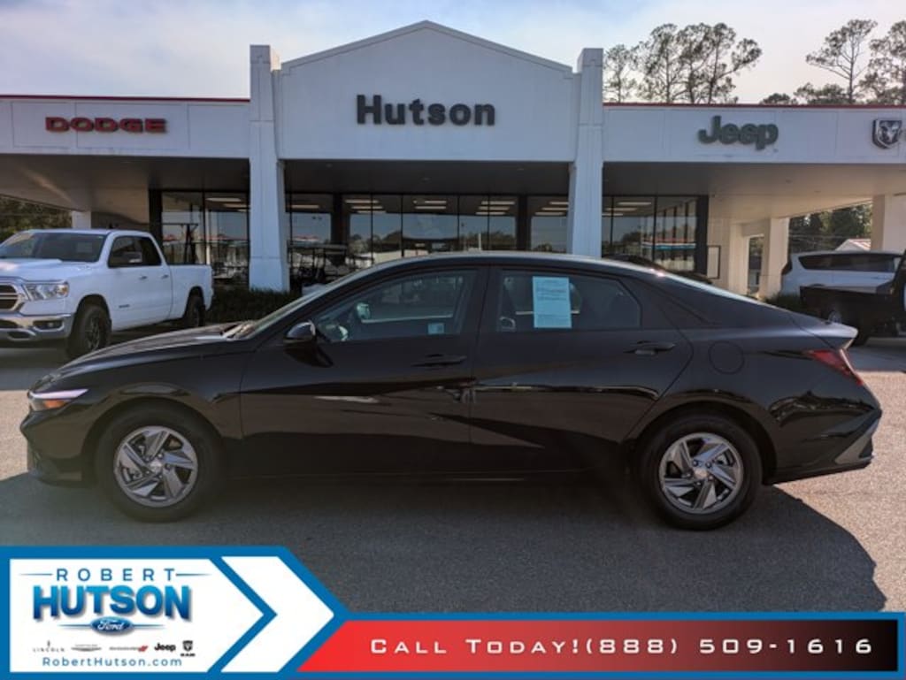 Used 2025 Hyundai Elantra SE Sedan