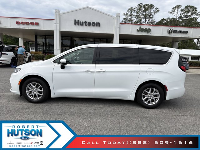 2023 Chrysler Pacifica Touring L's photo
