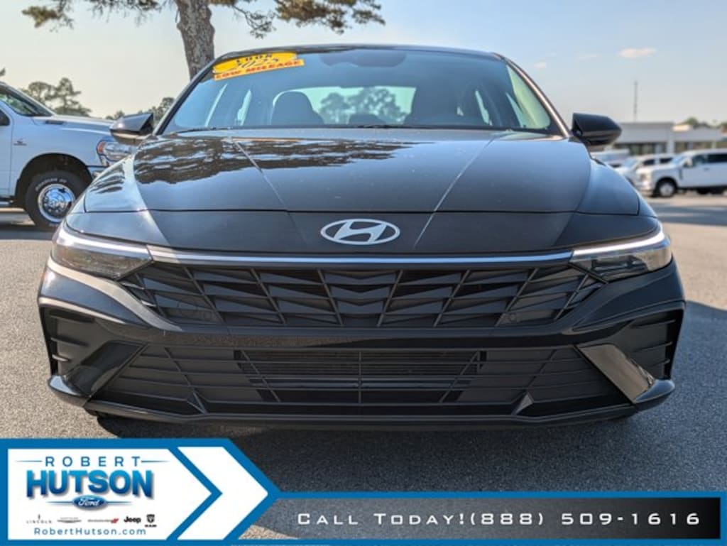 Used 2025 Hyundai Elantra SE Sedan