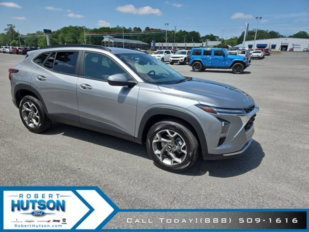 Used 2025 Chevrolet Trax LT SUV