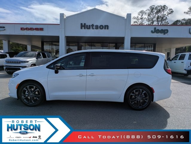 2026 Chrysler Pacifica Select's photo