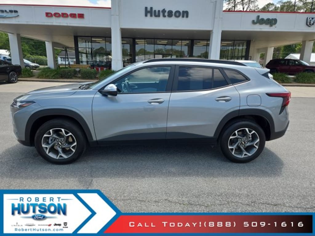 Used 2025 Chevrolet Trax LT SUV